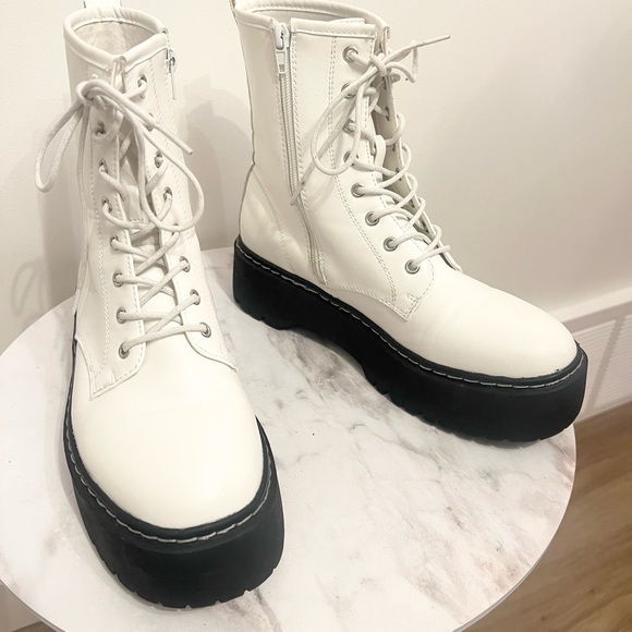 Steve Madden White Chelsea Boot EUC - Picture 1 of 1